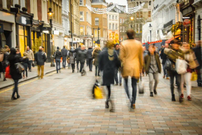 Découvrez 8 animations commerciales à faire à l'arrivée des beaux jours, afin d’attirer les consommateurs et dynamiser votre centre-ville !