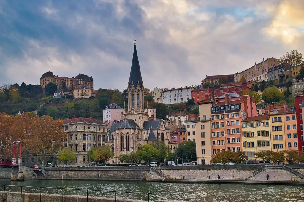 Proxity vous donne 5 villes françaises à découvrir au printemps.