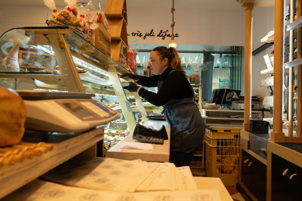 Boulangère en train de travailler dans son commerce